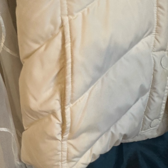 J Crew women’s  White Puffer Vest with Sherpa Lining - Picture 2 of 6